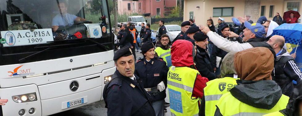 Fischi all’uscita del pullman del Pisa