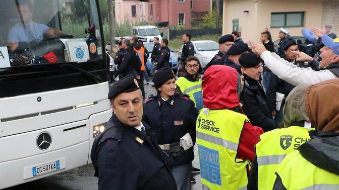 Fischi all’uscita del pullman del Pisa