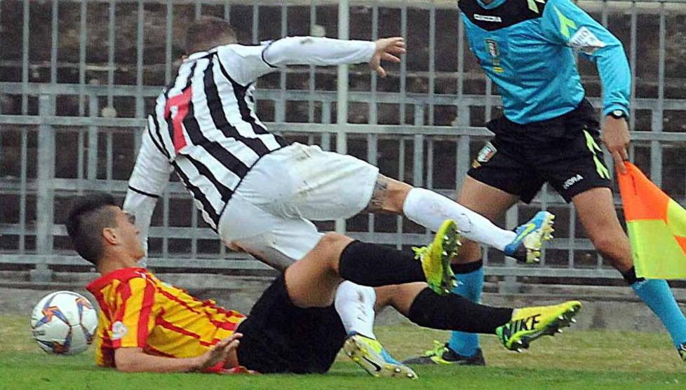 Massese, rabbia dei tifosi Contestazione agli Oliveti 