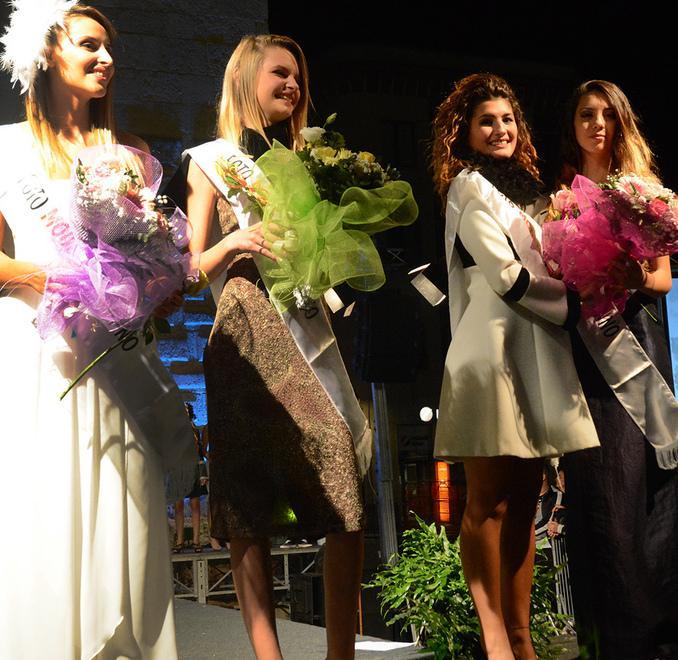 La premiazione del concorso di bellezza: la vincitrice Medi Peciulamyne è la seconda da sinistra