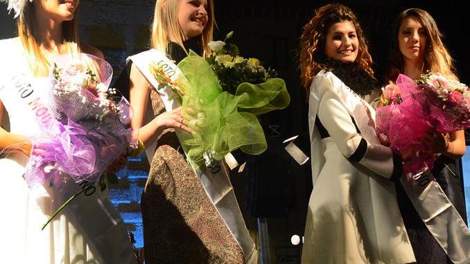 La premiazione del concorso di bellezza: la vincitrice Medi Peciulamyne è la seconda da sinistra