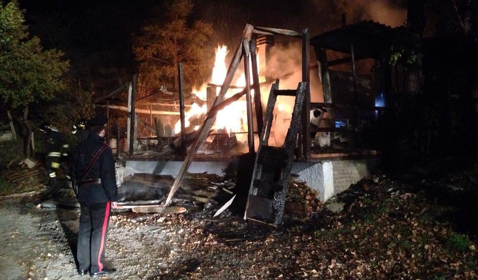 Incendio distrugge il capanno del laghetto 