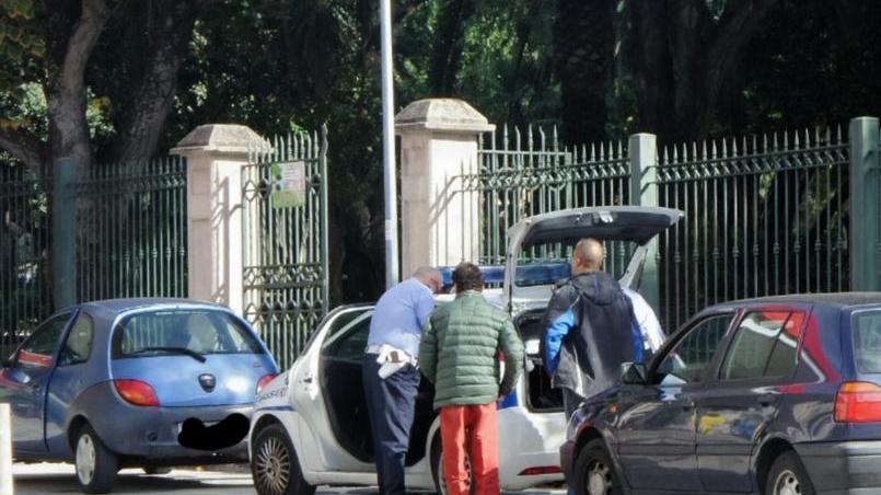 La polizia municipale durante i rilievi dell'incidente in via Coppino