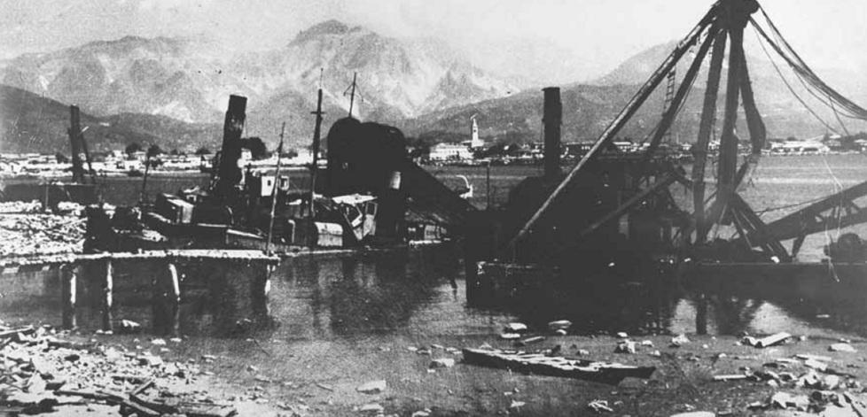 Il porto di Carrara devastato da una pioggia di bombe 