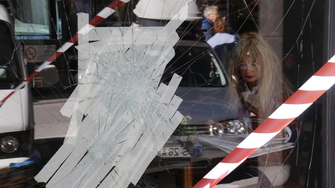 La vetrina danneggiata del bar Il Punto (Repetti Pentafoto)