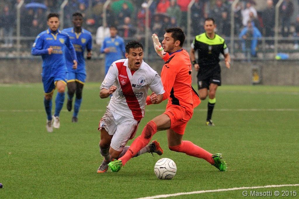 L'atterramento di Varela che ha portato all'espulsione di Lagomarsini a Carrara