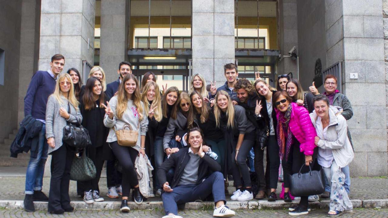 Il gruppo di amici e familiari con Mattia Rizza, seduto in basso (foto Muzzi/Bonifazi)