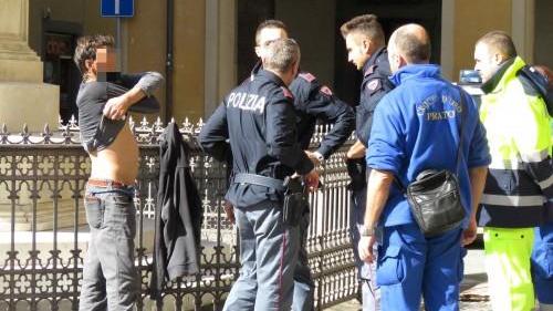 Minacciano di darsi fuoco in piazza del Comune