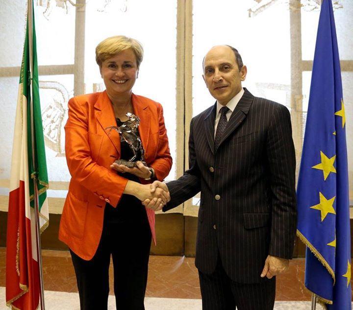 Il ministro dello Sviluppo Federica Guidi e l'ad di Qatar Airways Akbar Al Baker