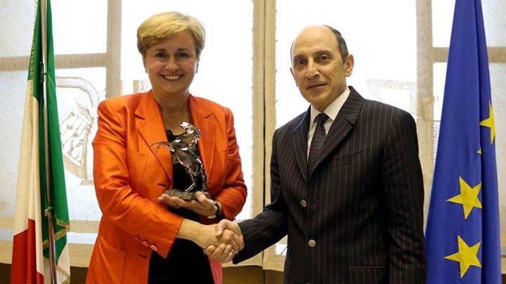 Il ministro dello Sviluppo Federica Guidi e l'ad di Qatar Airways Akbar Al Baker