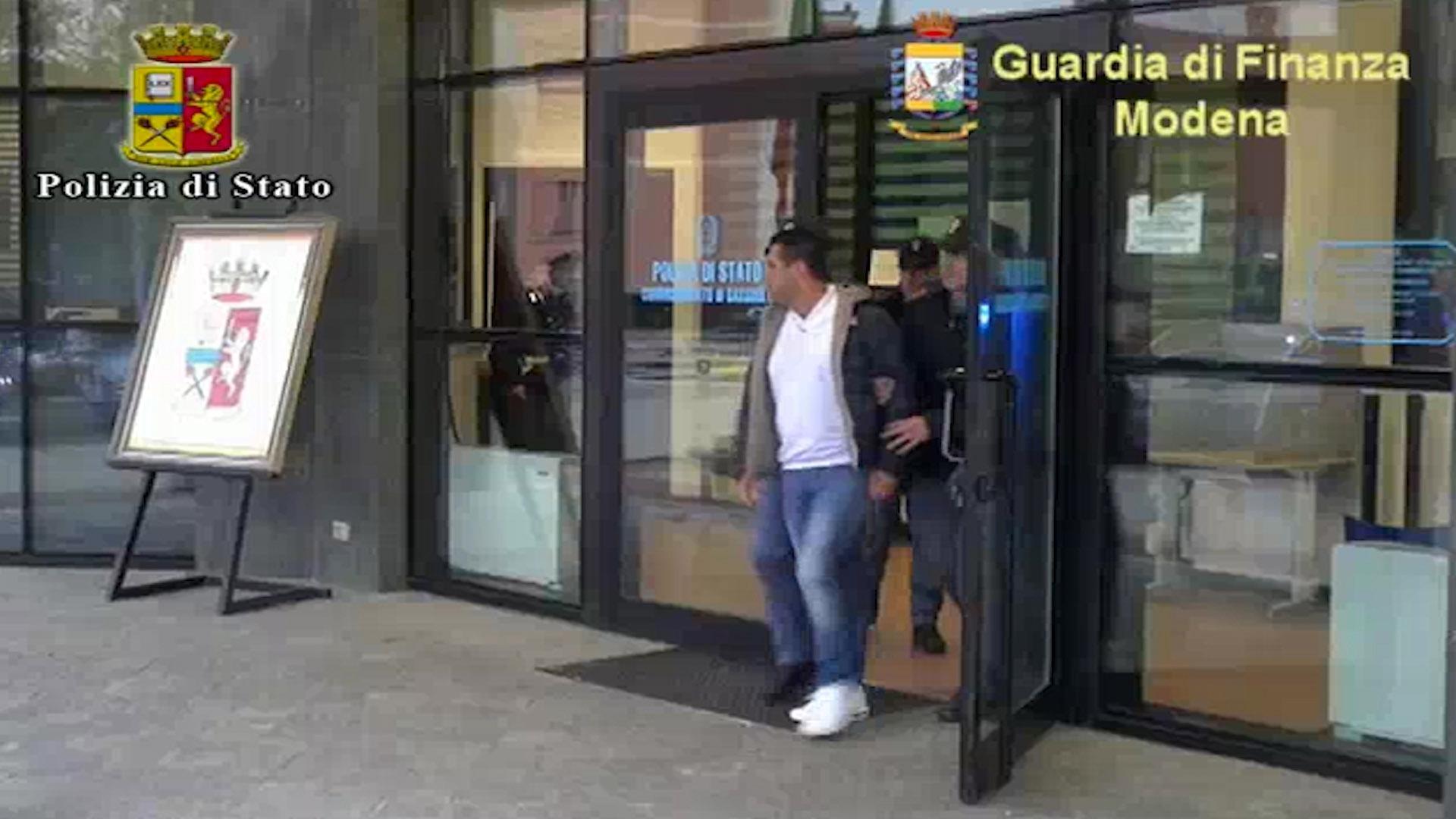 Uno degli arresti dell'Operazione Intoccabili