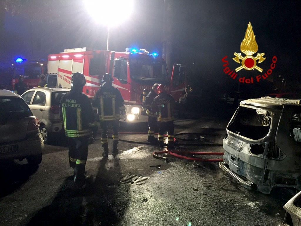 Una immagine dell'incendio delle auto