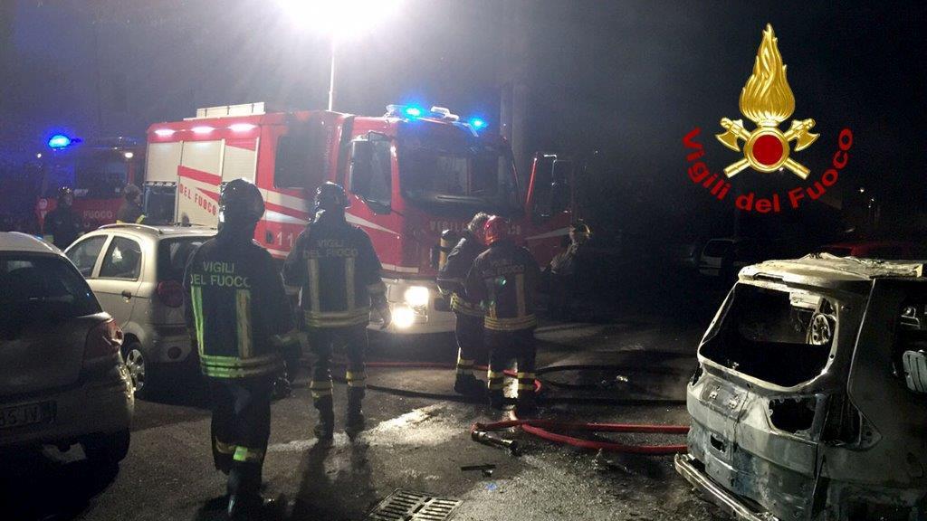 Una immagine dell'incendio delle auto