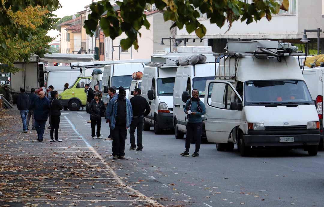 Gli ambulanti in attesa di aprire i banchi