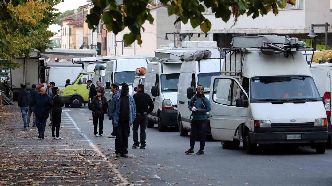 Gli ambulanti in attesa di aprire i banchi