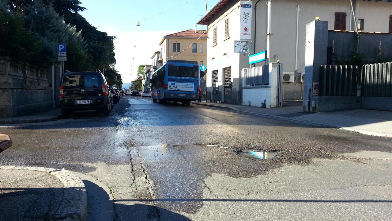 La perdita d'acqua con buca in via Roma