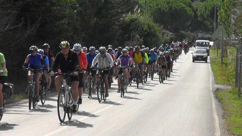 I ciclisti tedeschi sulle strade dell'isola (foto da "sei dell'Elba se...)