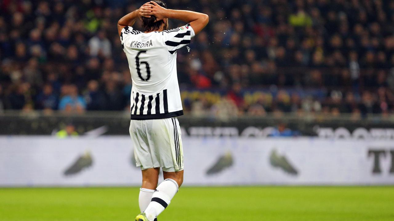 Khedira si dispera dopo aver colpito il palo da pochi passi