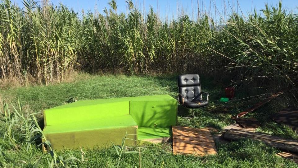 Anche resti di mobili e una sedia da ufficio abbandonati in Padule
