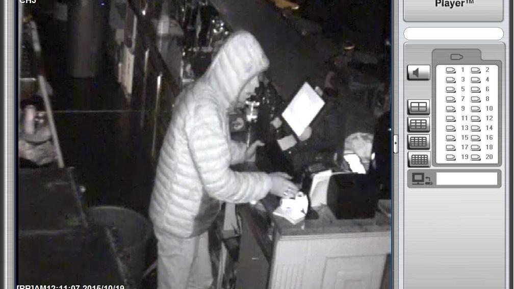 Il ladro ripreso in occasione del secondo furto
