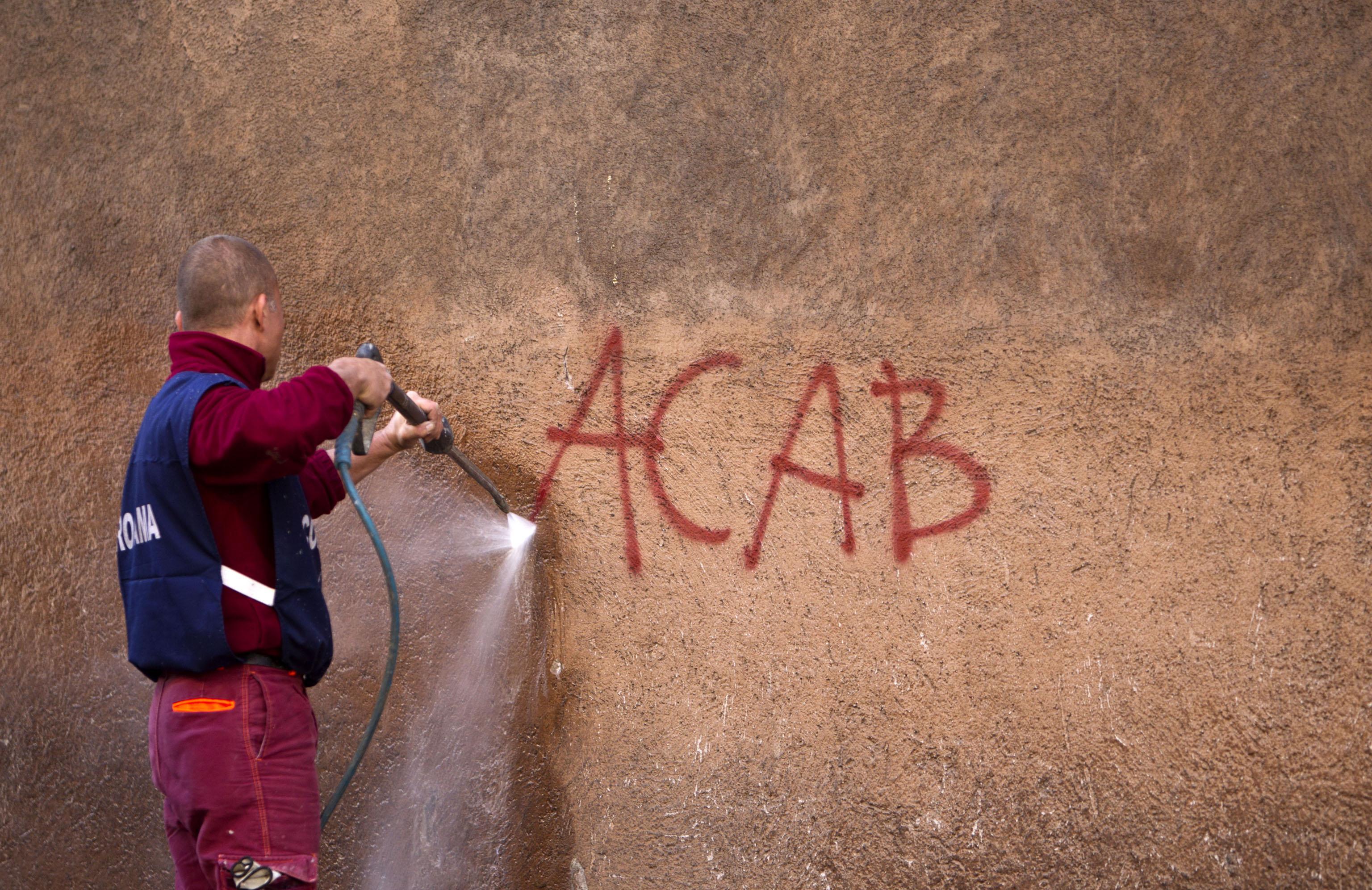Una delle tante scritte Acab, questa è stata fatta a Roma (archivio)