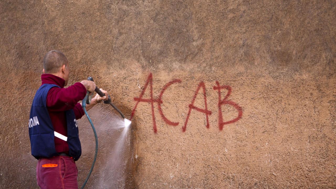 Una delle tante scritte Acab, questa è stata fatta a Roma (archivio)
