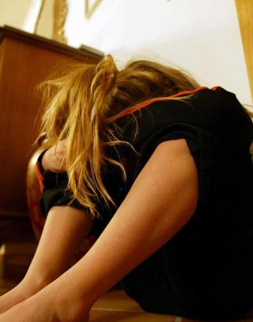 Si butta dalla finestra per sfuggire al marito armato di coltello 