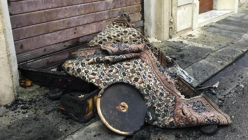 La casa va a fuoco, intossicati due coniugi
