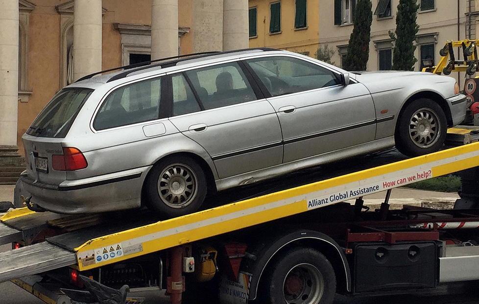 Sorpresi mentre caricano le grondaie rubate 