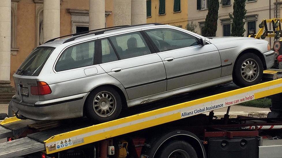 Sorpresi mentre caricano le grondaie rubate