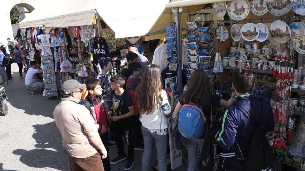 Bancarelle al Santa Chiara «Iniziamo un confronto»