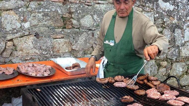 Grande folla alla festa d’autunno con le castagne