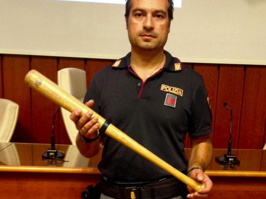 Rissa tra cinque donne con una mazza da baseball 