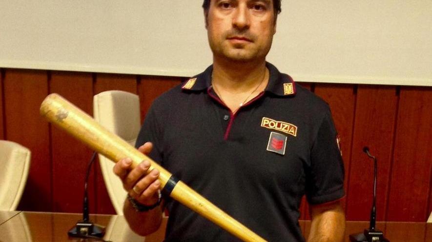 Rissa tra cinque donne con una mazza da baseball