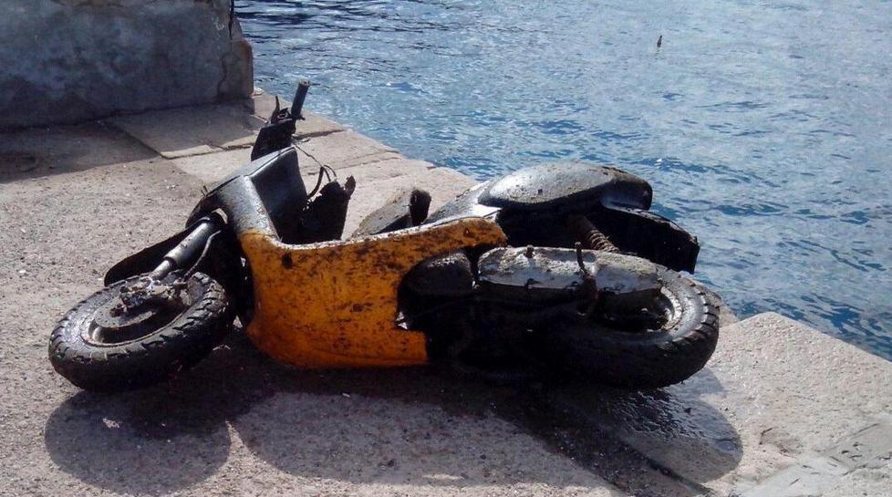 Guerra alle auto e alle moto abbandonate 