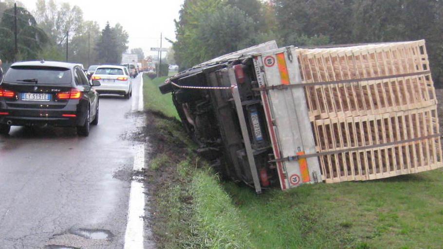 Tir di frutta si ribalta a Sorbara: chiusa la strada provinciale
