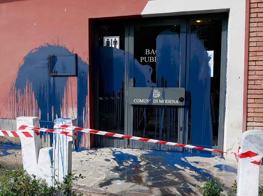 Vernice contro i bagni pubblici 