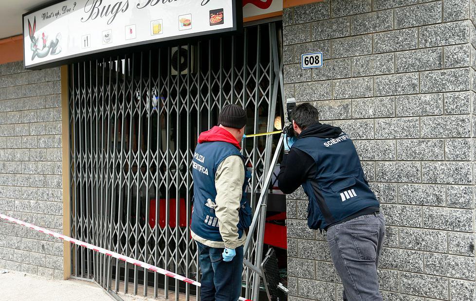 Sfondano la vetrata ma arriva il titolare: ladro viene arrestato