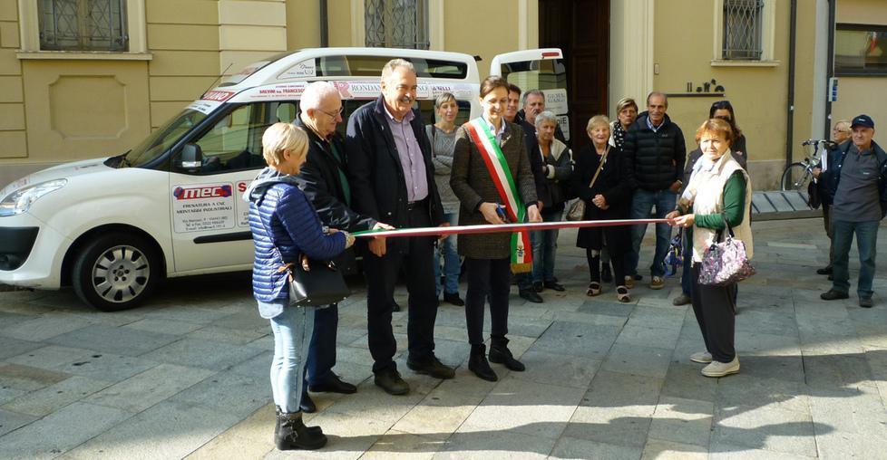 Donato ai volontari Auser un pulmino per gli anziani 
