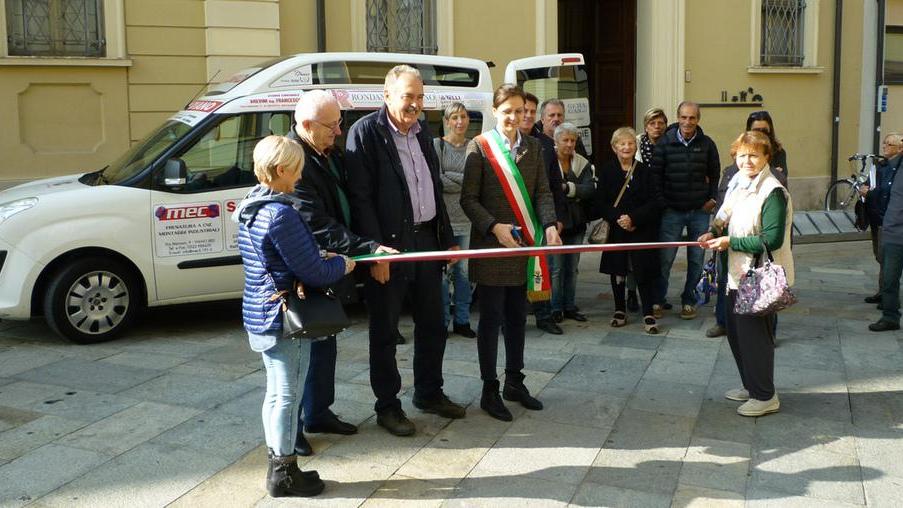 Donato ai volontari Auser un pulmino per gli anziani