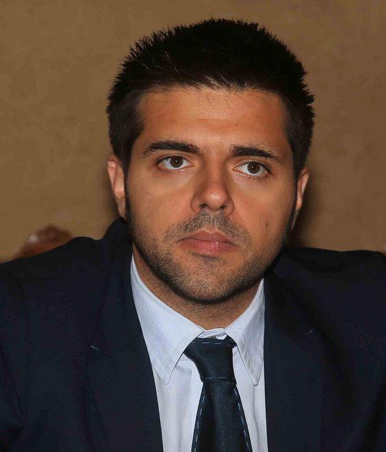 Volano gli stracci nel Pd. Su Facebook 