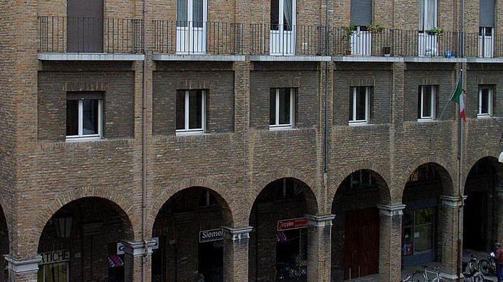 Medico per quasi 40 anni: «Ma la laurea non si trova»