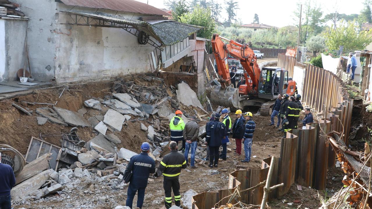 Il muro crollato (foto Cuffaro)