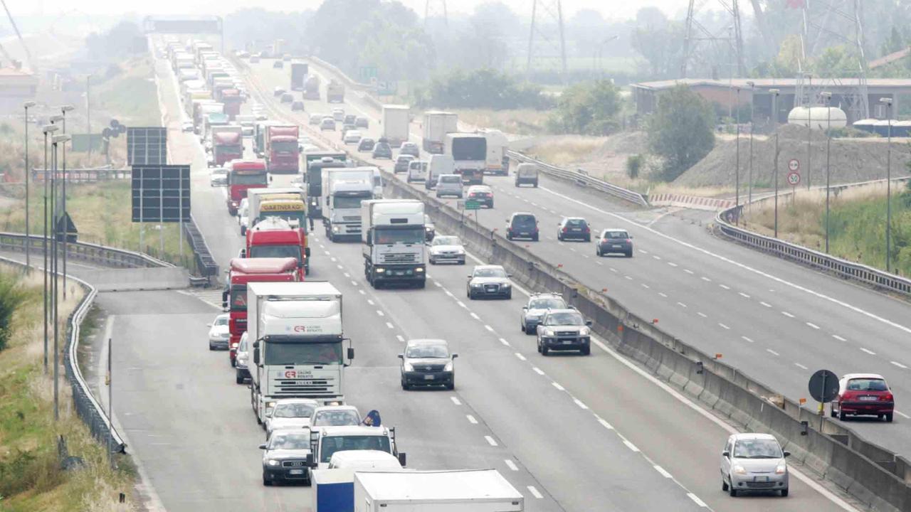 In autostrada niente sorpassi dei Tir