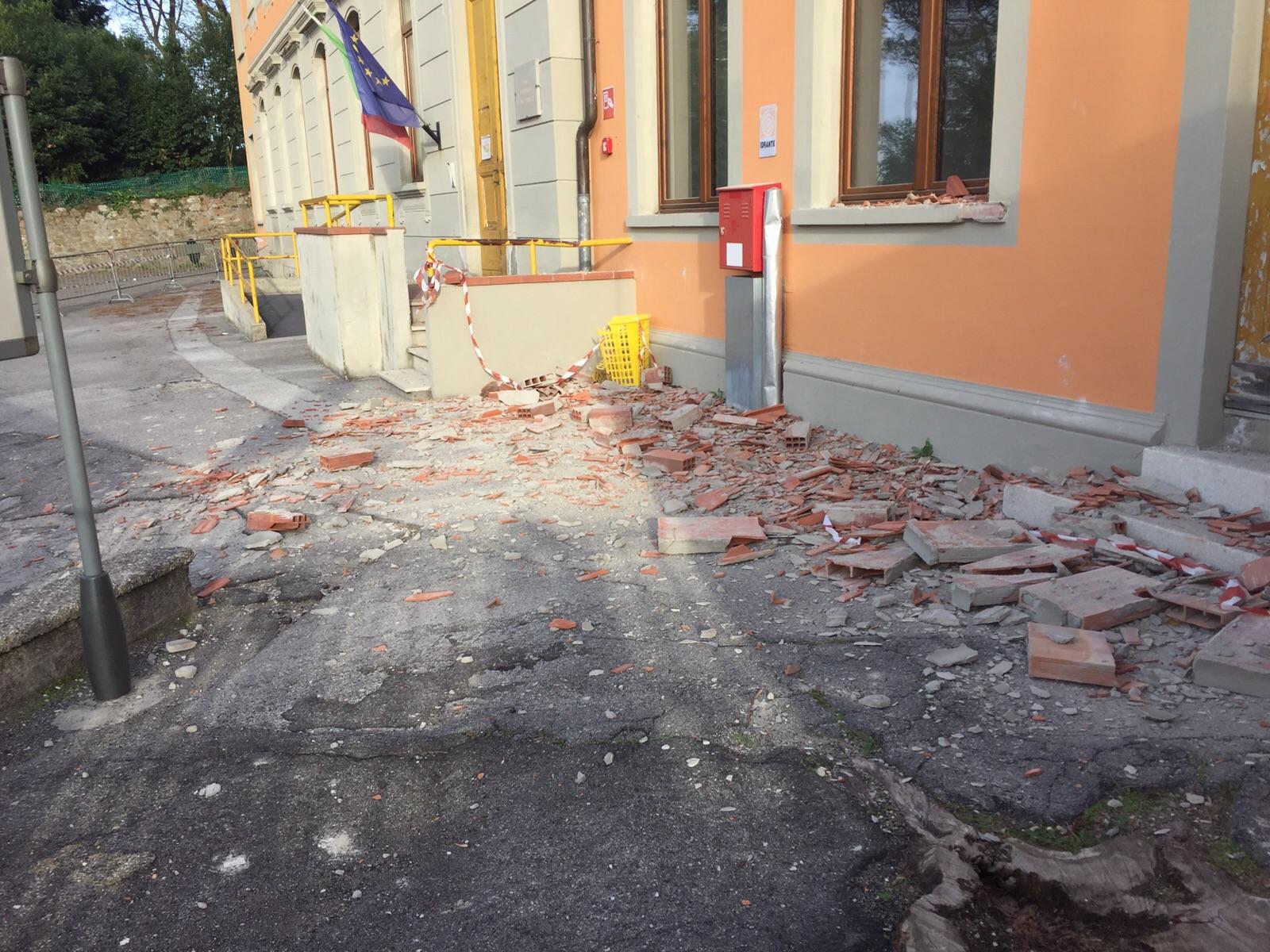 Il materiale crollato quasi davanti all'ingresso della scuola