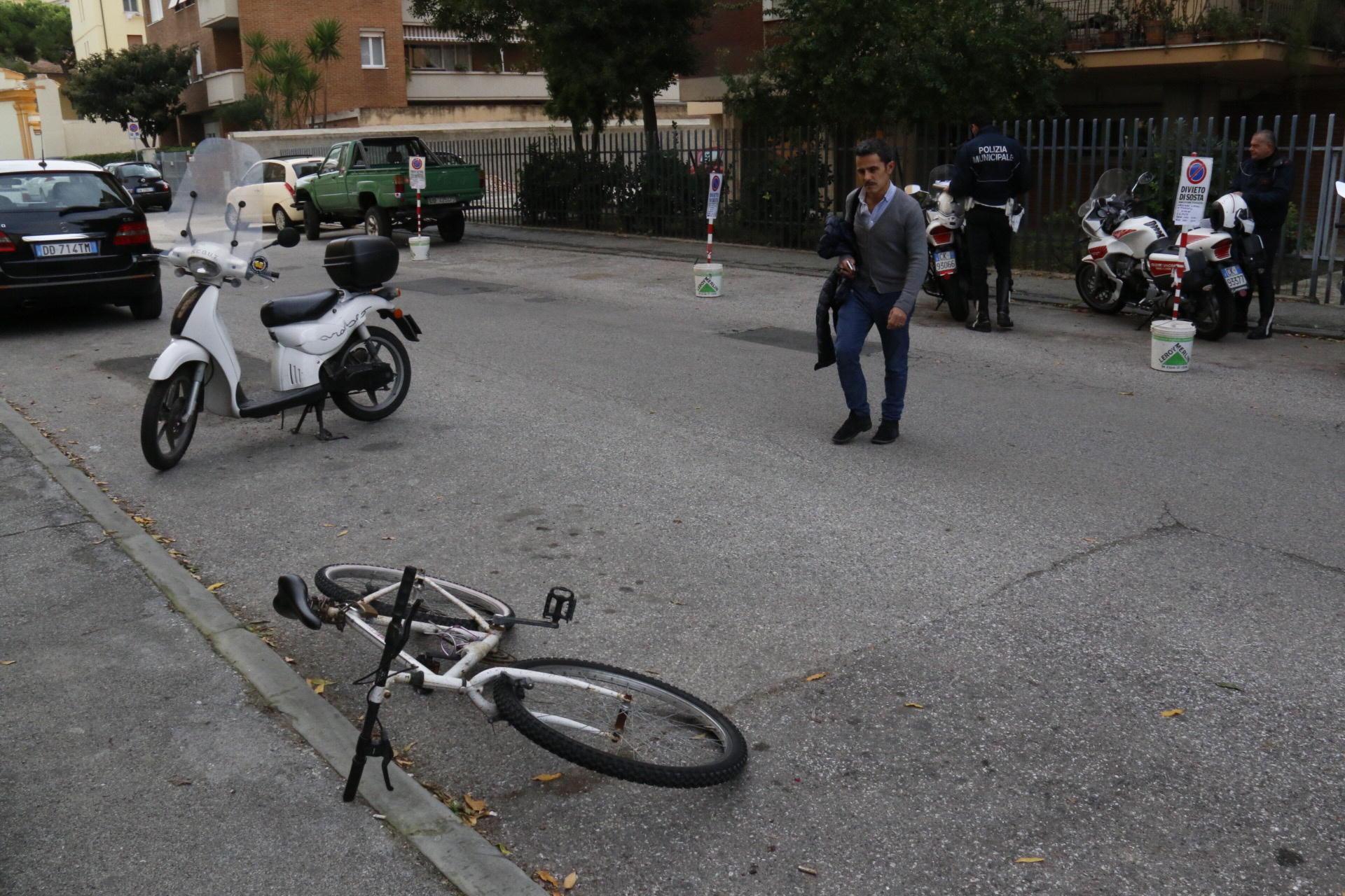 La bici e lo scooter coinvolti nell'incidente (Repetti Pentafoto)