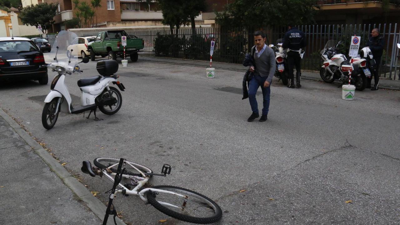 La bici e lo scooter coinvolti nell'incidente (Repetti Pentafoto)