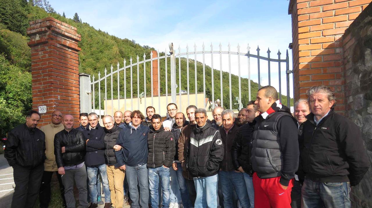 Gli operai davanti alla sede del Gruppo Tintoriale