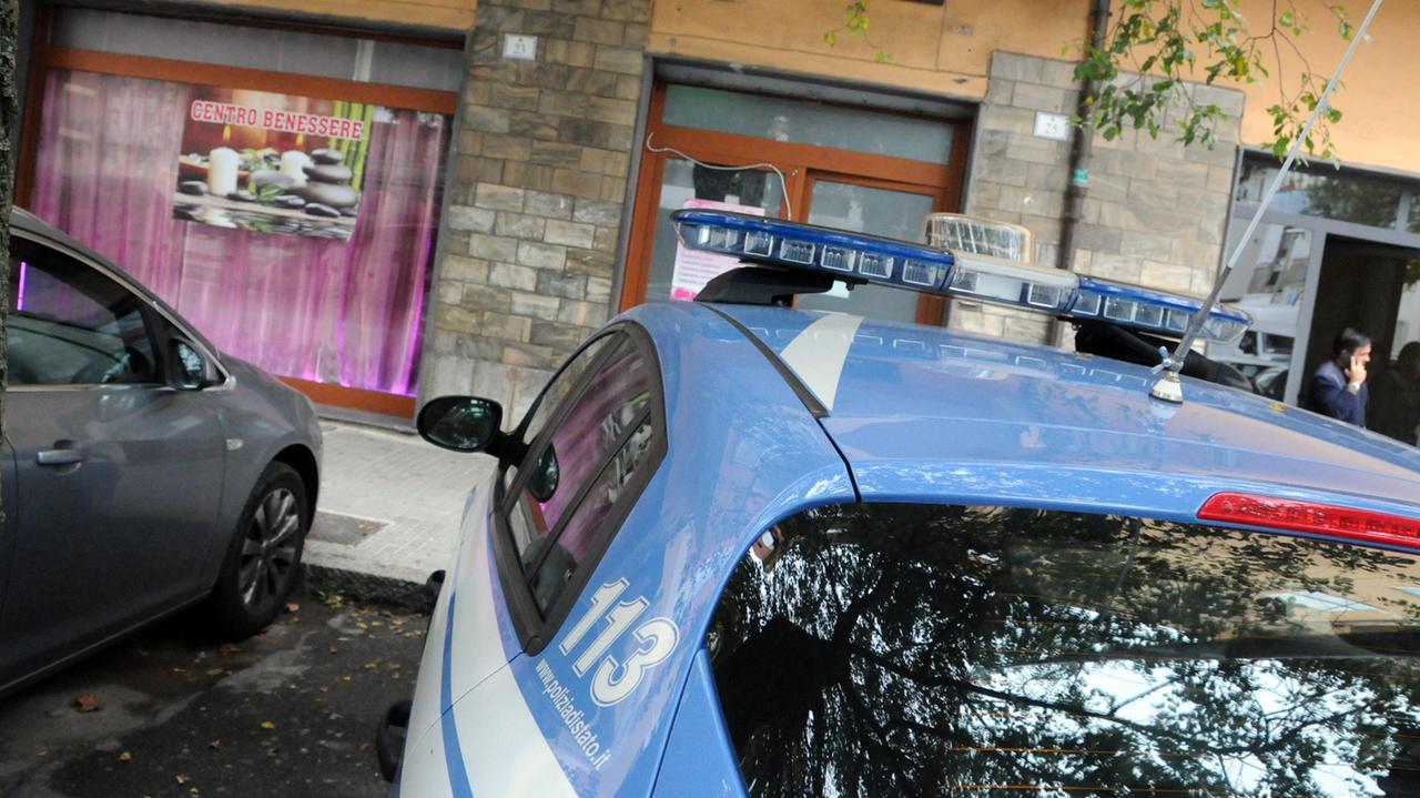 La polizia perquisisce il centro massaggi di Nuoro