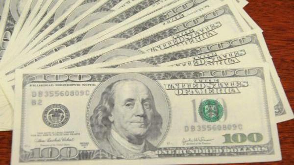 I tre extracomunitari hanno tentato di cambiare dollari falsi